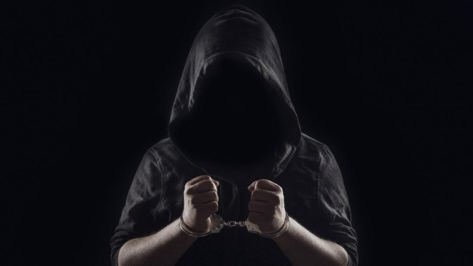 
 Petugas Kepolisian Imigrasi Thailand saat memberikan keterangan terkait penangkapan buronan internasional kasus penipuan investasi. (Foto: RSS)