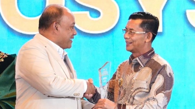 
 Bupati Satria saat menerima penghargaan Governance Awards 2026 atas keberhasilan luar biasa dalam menurunkan angka stunting di Kabupaten Klungkung. (Foto: RSS)