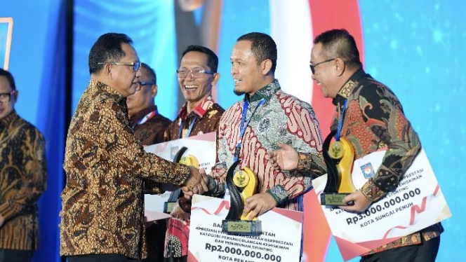 
 Wali Kota Pekanbaru Agung Nugroho saat menerima penghargaan dan insentif fiskal dari Kemendagri atas keberhasilan penanganan stunting dan kemiskinan. (Foto: RSS)