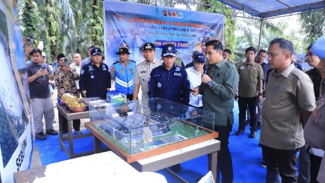 
 Menteri Lingkungan Hidup Hanif Faisol Nurofiq saat memberikan apresiasi atas inovasi pengelolaan sampah di Kota Pekanbaru. (Foto: RSS)