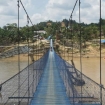 Personel TNI AD saat memasang jembatan darurat di salah satu titik terdampak banjir di Sumatra untuk memulihkan akses warga. (Foto: RSS)