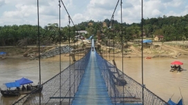 Personel TNI AD saat memasang jembatan darurat di salah satu titik terdampak banjir di Sumatra untuk memulihkan akses warga. (Foto: RSS)