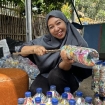 Amaliyah saat menunjukkan proses pengolahan sampah menjadi produk bernilai ekonomi tinggi berkat dukungan pendampingan dari PNM. (Foto: RSS)