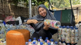 Amaliyah saat menunjukkan proses pengolahan sampah menjadi produk bernilai ekonomi tinggi berkat dukungan pendampingan dari PNM. (Foto: RSS)