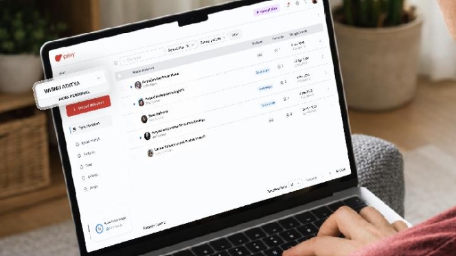 
 Seorang pelaku usaha sedang memverifikasi dokumen kontrak digital menggunakan platform keamanan tepercaya untuk menjamin legalitas bisnis. (Foto: RSS)