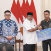 Proses penyerahan santunan TASPEN kepada ahli waris korban kecelakaan kereta sebagai bentuk perlindungan bagi ASN. (Foto: RSS)