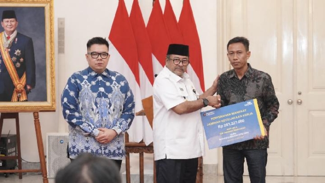 
 Proses penyerahan santunan TASPEN kepada ahli waris korban kecelakaan kereta sebagai bentuk perlindungan bagi ASN. (Foto: RSS)
