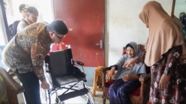 Bupati Kediri Hanindhito Himawan Pramana saat menyerahkan bantuan kursi roda kepada Mbah Marsiyah, jamaah haji tertua di Kabupaten Kediri. (Foto: RSS)