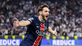 Khvicha Kvaratskhelia saat beraksi membela PSG melawan Bayern Munich yang memicu klaim sebagai pemain terbaik dunia. (Foto: RSS)