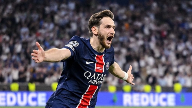 
 Khvicha Kvaratskhelia saat beraksi membela PSG melawan Bayern Munich yang memicu klaim sebagai pemain terbaik dunia. (Foto: RSS)