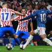 Aksi pemain di lapangan dalam laga Arsenal vs Atletico Madrid yang memicu kontroversi pembatalan penalti oleh wasit. (Foto: RSS)
