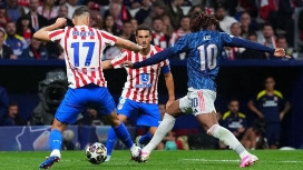 Aksi pemain di lapangan dalam laga Arsenal vs Atletico Madrid yang memicu kontroversi pembatalan penalti oleh wasit. (Foto: RSS)