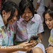 Ilustrasi anak-anak mengakses media sosial menggunakan gadget yang masih menyisakan celah keamanan meskipun ada aturan pembatasan usia. (Foto: RSS)