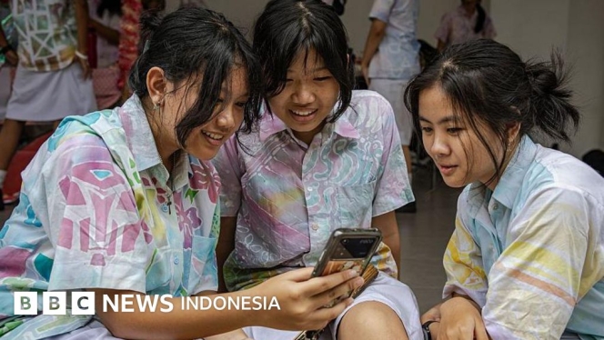 
 Ilustrasi anak-anak mengakses media sosial menggunakan gadget yang masih menyisakan celah keamanan meskipun ada aturan pembatasan usia. (Foto: RSS)