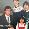 Seorang korban adopsi Belanda menunjukkan dokumen masa kecilnya dalam upaya menuntut status kewarganegaraan Indonesia. (Foto: RSS)
