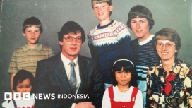 Seorang korban adopsi Belanda menunjukkan dokumen masa kecilnya dalam upaya menuntut status kewarganegaraan Indonesia. (Foto: RSS)