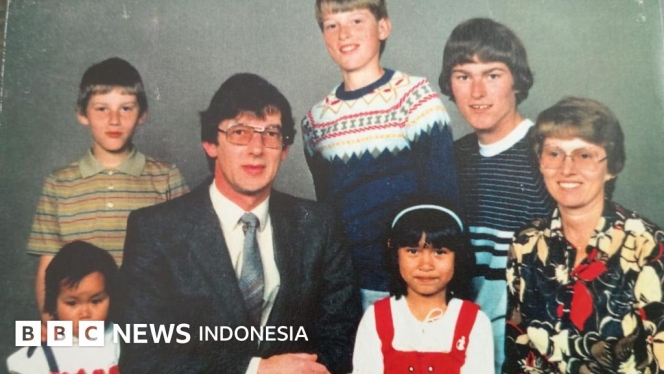 
 Seorang korban adopsi Belanda menunjukkan dokumen masa kecilnya dalam upaya menuntut status kewarganegaraan Indonesia. (Foto: RSS)