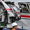 Proses evakuasi bangkai kereta setelah tabrakan antara KA Argo Bromo Anggrek dan KRL di Stasiun Bekasi Timur yang menewaskan 14 orang. (Foto: RSS)