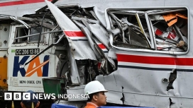 Proses evakuasi bangkai kereta setelah tabrakan antara KA Argo Bromo Anggrek dan KRL di Stasiun Bekasi Timur yang menewaskan 14 orang. (Foto: RSS)