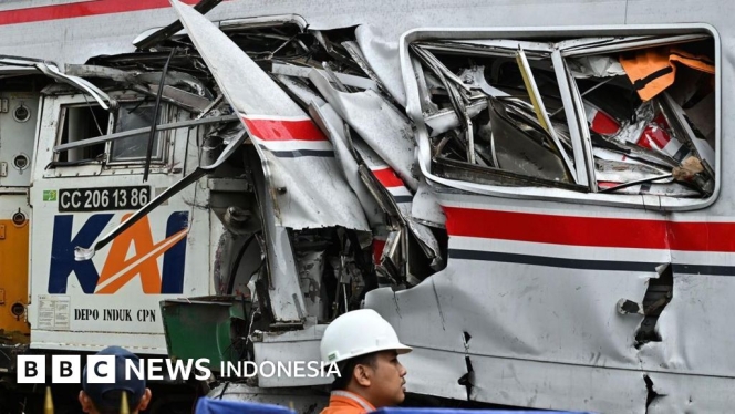 
 Proses evakuasi bangkai kereta setelah tabrakan antara KA Argo Bromo Anggrek dan KRL di Stasiun Bekasi Timur yang menewaskan 14 orang. (Foto: RSS)