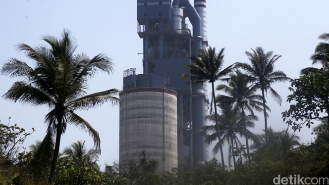 
 Proses penandatanganan kerja sama antara Semen Merah Putih dan PT AlgaePark Indonesia Mandiri untuk pengembangan teknologi pohon cair MP TREE. (Foto: RSS)