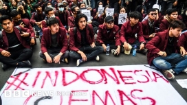 Sejumlah mahasiswa saat berdiskusi di area kampus menanggapi wacana penghapusan program studi yang dianggap tidak relevan dengan industri. (Foto: RSS)