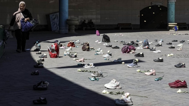 
 Warga berkumpul di Lapangan Valiasr, Teheran, Jumat (24/4), untuk mengenang korban serangan udara di sebuah sekolah di Minab, Iran selatan, sambil menuntut pengusutan tuntas atas insiden tersebut. (Foto: RSS)