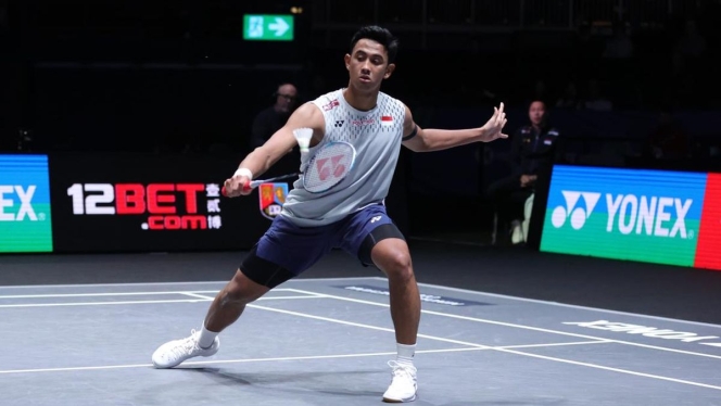
 Aksi Anthony Sinisuka Ginting saat menghadapi tunggal putra Aljazair dalam laga penyisihan grup Thomas Cup 2026 di Horsens, Denmark. (Foto: RSS)