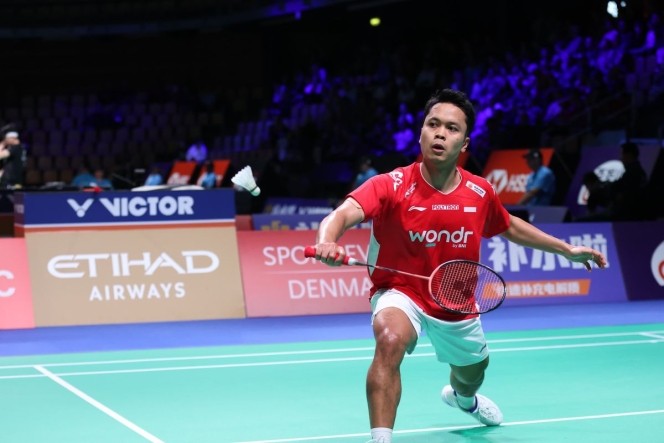 
 Anthony Sinisuka Ginting saat berusaha beradaptasi dengan kondisi lapangan pada laga pembuka Thomas Cup 2026. (Foto: RSS)