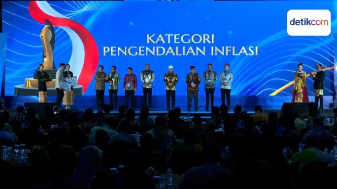 
 Gubernur Bengkulu saat menerima penghargaan pengendalian inflasi terbaik dari Kemendagri tahun 2026. (Foto: RSS)