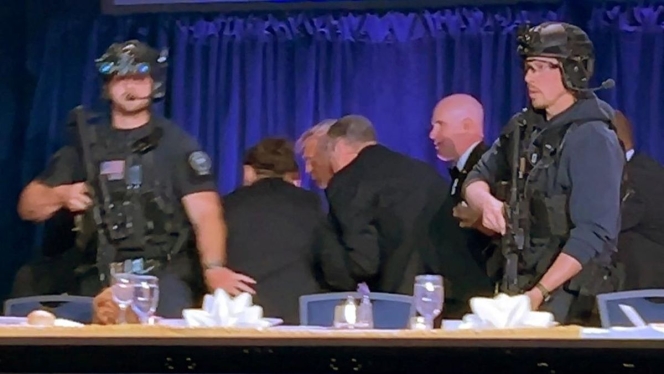 
 Petugas keamanan berjaga ketat di sekitar lokasi evakuasi setelah insiden penembakan di luar acara WHCA, Washington, D.C. (Foto: RSS)