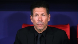 Momen Diego Simeone saat melancarkan protes keras di pinggir lapangan yang memicu kontroversi intervensi VAR. (Foto: RSS)