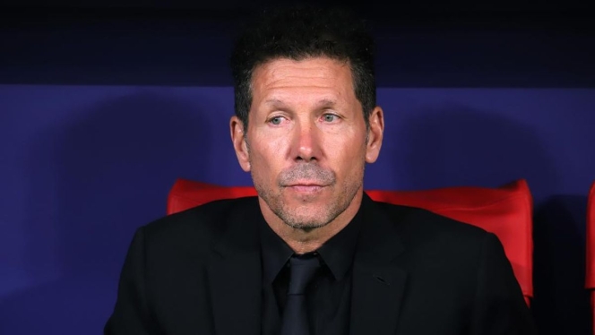 
 Momen Diego Simeone saat melancarkan protes keras di pinggir lapangan yang memicu kontroversi intervensi VAR. (Foto: RSS)