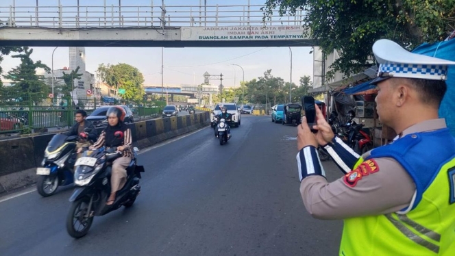 
 Petugas Ditlantas Polda Metro Jaya saat mengoperasikan perangkat ETLE Handheld untuk merekam pelanggaran lalu lintas di wilayah Jabodetabek. (Foto: RSS)