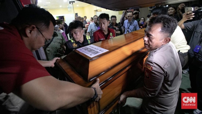 
 Petugas melakukan proses identifikasi dan olah TKP di lokasi kecelakaan kereta api di Stasiun Bekasi Timur. (Foto: RSS)