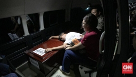 Petugas melakukan olah TKP dan investigasi jalur pasca kecelakaan maut antara KA Argo Bromo Anggrek dan KRL di Stasiun Bekasi Timur. (Foto: RSS)