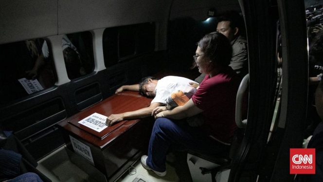 
 Suasana haru dan duka mendalam saat proses penyerahan jenazah korban kecelakaan kereta api Bekasi Timur dari pihak RS Polri Kramatjati kepada keluarga korban. (Foto: RSS)