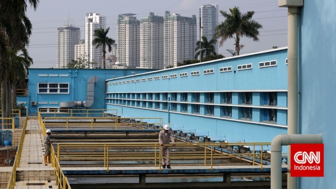 
 Direktur Utama PAM Jaya, Arief Nasrudin, saat memberikan keterangan terkait kebijakan penghentian penggunaan air tanah bagi pelanggan di Jakarta. (Foto: RSS)
