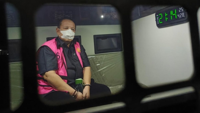 
 Mantan Gubernur Lampung Arinal Djunaidi saat digiring menuju mobil tahanan usai ditetapkan sebagai tersangka korupsi dana PI oleh Kejati Lampung. (Foto: RSS)