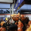 Petugas melakukan evakuasi dan investigasi di lokasi kecelakaan kereta Stasiun Bekasi Timur yang merenggut 14 nyawa. (Foto: RSS)