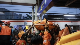 Petugas melakukan evakuasi dan investigasi di lokasi kecelakaan kereta Stasiun Bekasi Timur yang merenggut 14 nyawa. (Foto: RSS)