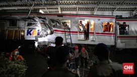 Armada bus Transjakarta disiagakan di Stasiun Bekasi Timur untuk mengangkut penumpang yang terdampak gangguan perjalanan KRL. (Foto: RSS)