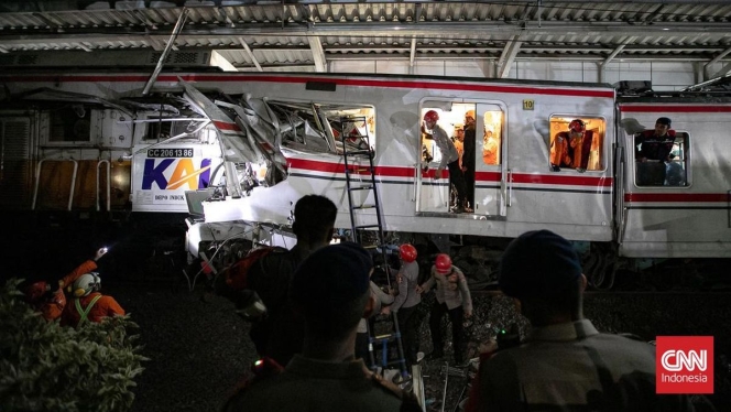 
 Armada bus Transjakarta disiagakan di Stasiun Bekasi Timur untuk mengangkut penumpang yang terdampak gangguan perjalanan KRL. (Foto: RSS)