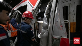 Petugas berupaya mengevakuasi korban yang terjepit akibat tabrakan antara lokomotif Argo Bromo dan gerbong KRL di Bekasi. (Foto: RSS)