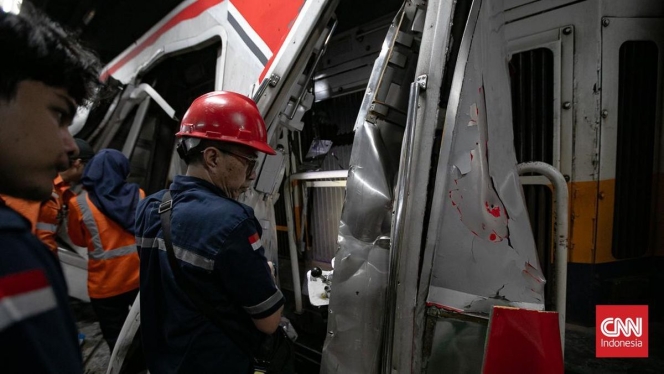 
 Petugas berupaya mengevakuasi korban yang terjepit akibat tabrakan antara lokomotif Argo Bromo dan gerbong KRL di Bekasi. (Foto: RSS)