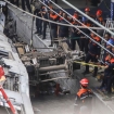 Petugas kepolisian melakukan olah TKP di lokasi kecelakaan kereta api Bekasi Timur untuk mencari bukti dugaan human error. (Foto: RSS)
