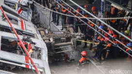 Petugas kepolisian melakukan olah TKP di lokasi kecelakaan kereta api Bekasi Timur untuk mencari bukti dugaan human error. (Foto: RSS)