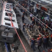 Petugas melakukan proses evakuasi rangkaian KRL di jalur Bekasi Timur pada Rabu pagi untuk menormalisasi perjalanan kereta. (Foto: RSS)