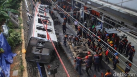 Petugas melakukan proses evakuasi rangkaian KRL di jalur Bekasi Timur pada Rabu pagi untuk menormalisasi perjalanan kereta. (Foto: RSS)