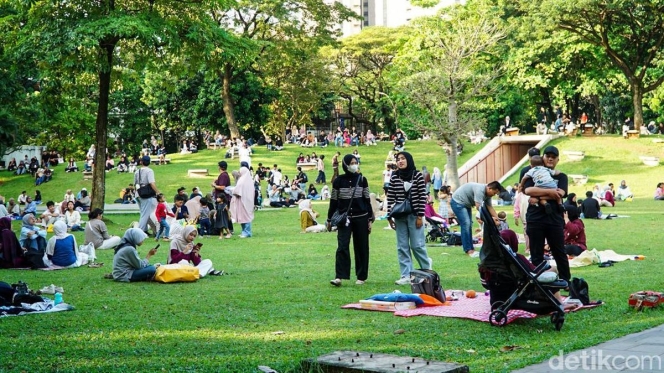 
 Warga Jakarta menikmati suasana asri di Hutan Kota GBK sebagai pelarian dari hiruk-pikuk aktivitas perkotaan. (Foto: RSS)